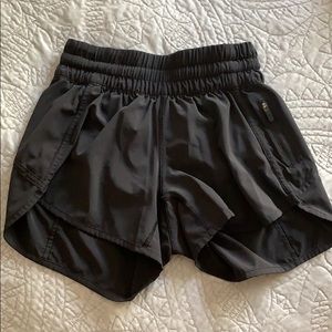 Lululemon tracker short 4”